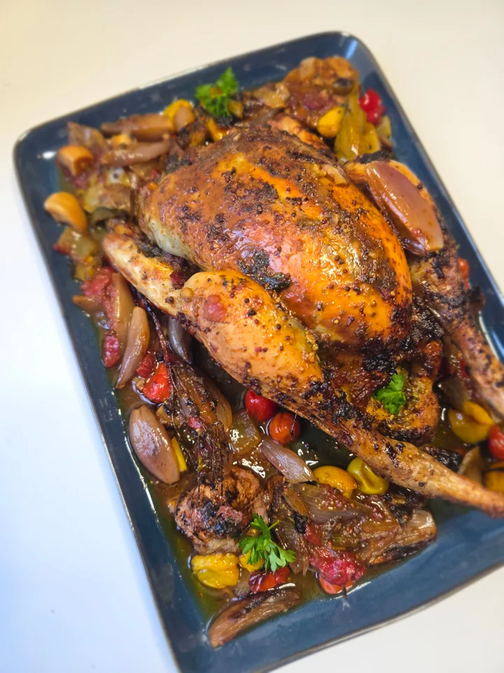 Poulet entier rôti et légumes