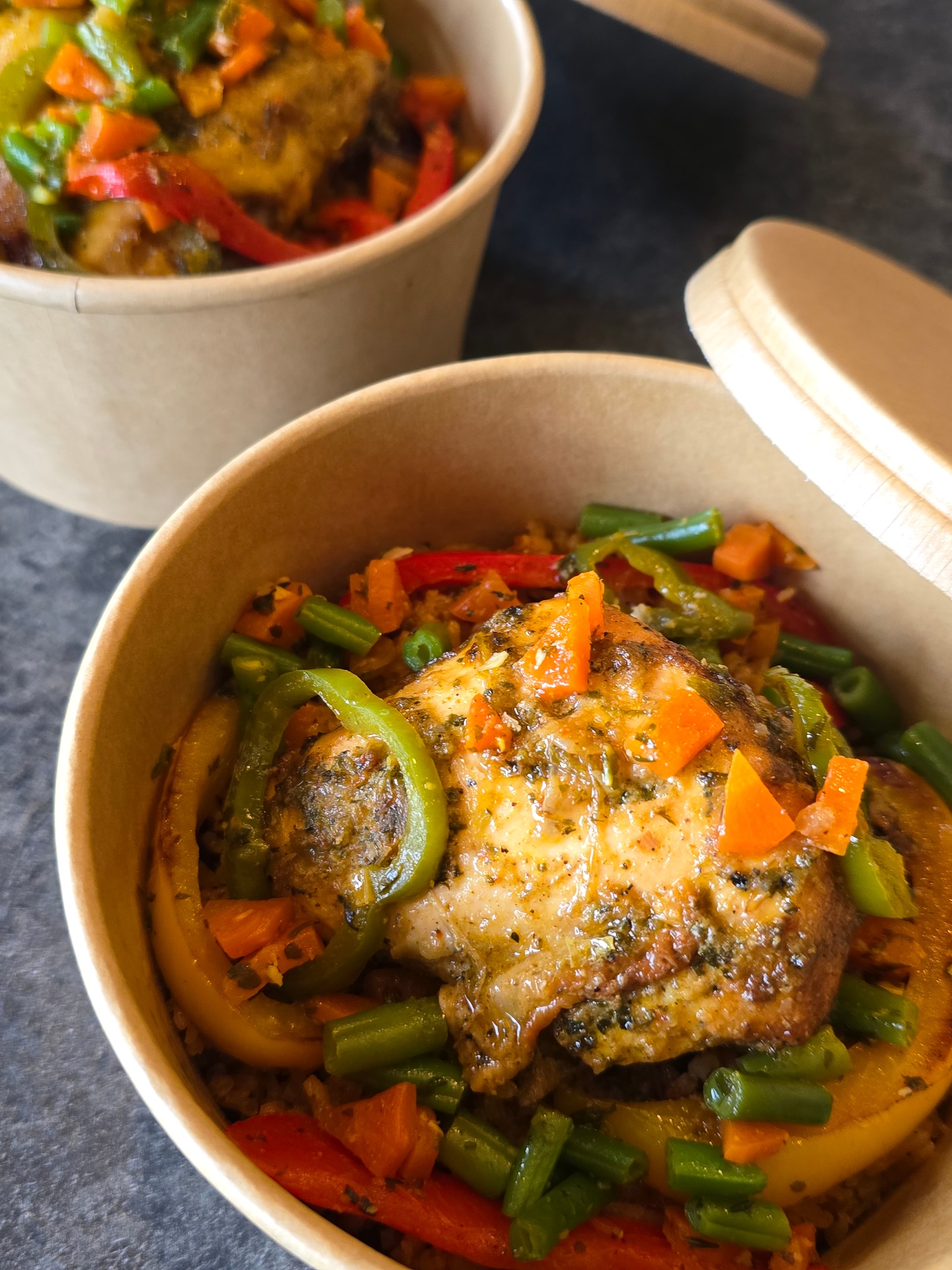 Bol de poulet mariné aux herbes et légumes croquants, prêt à emporter