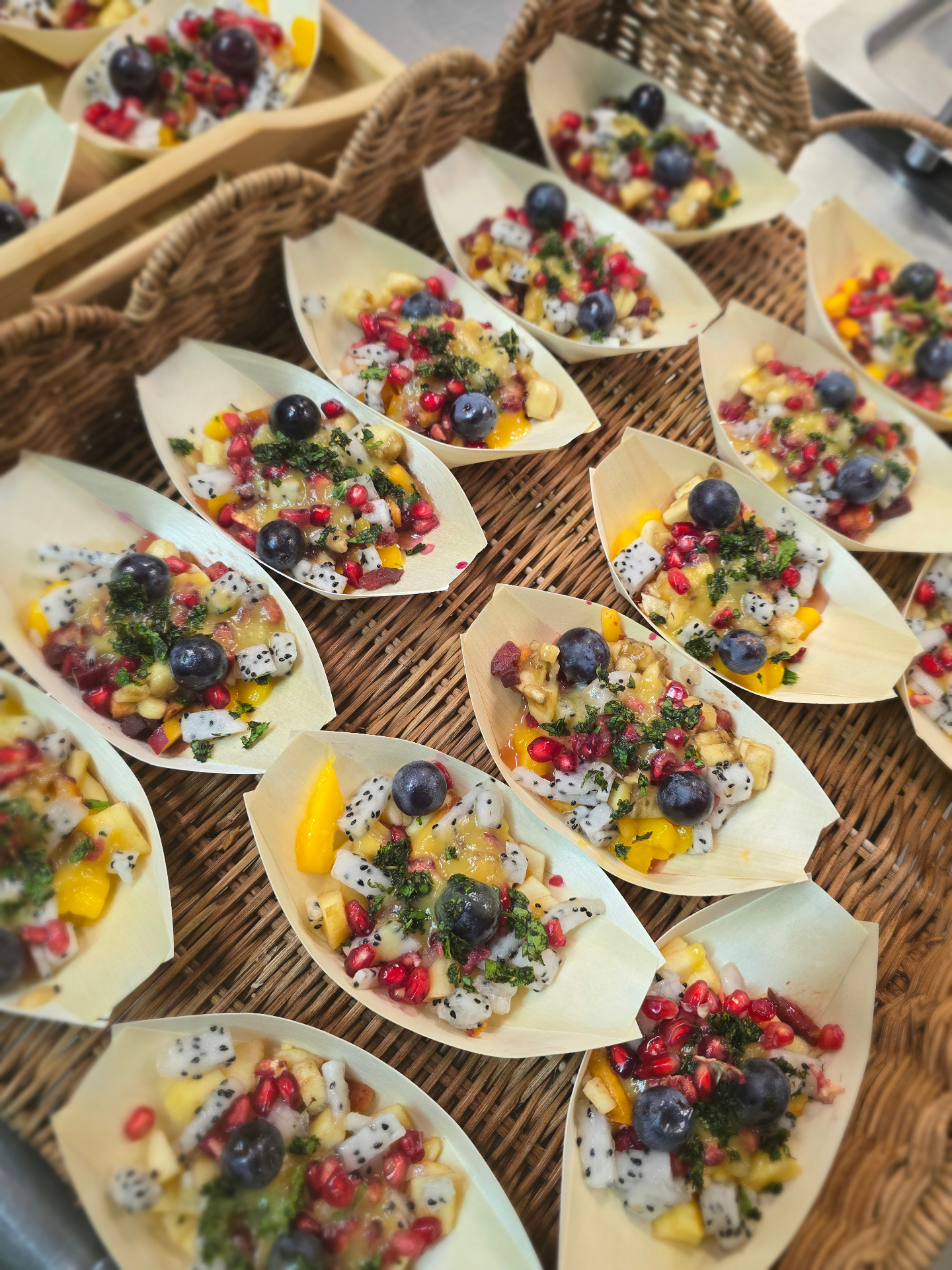 Salades de fruits frais en barquettes : mangue, grenade, fruit du dragon, myrtilles et menthe