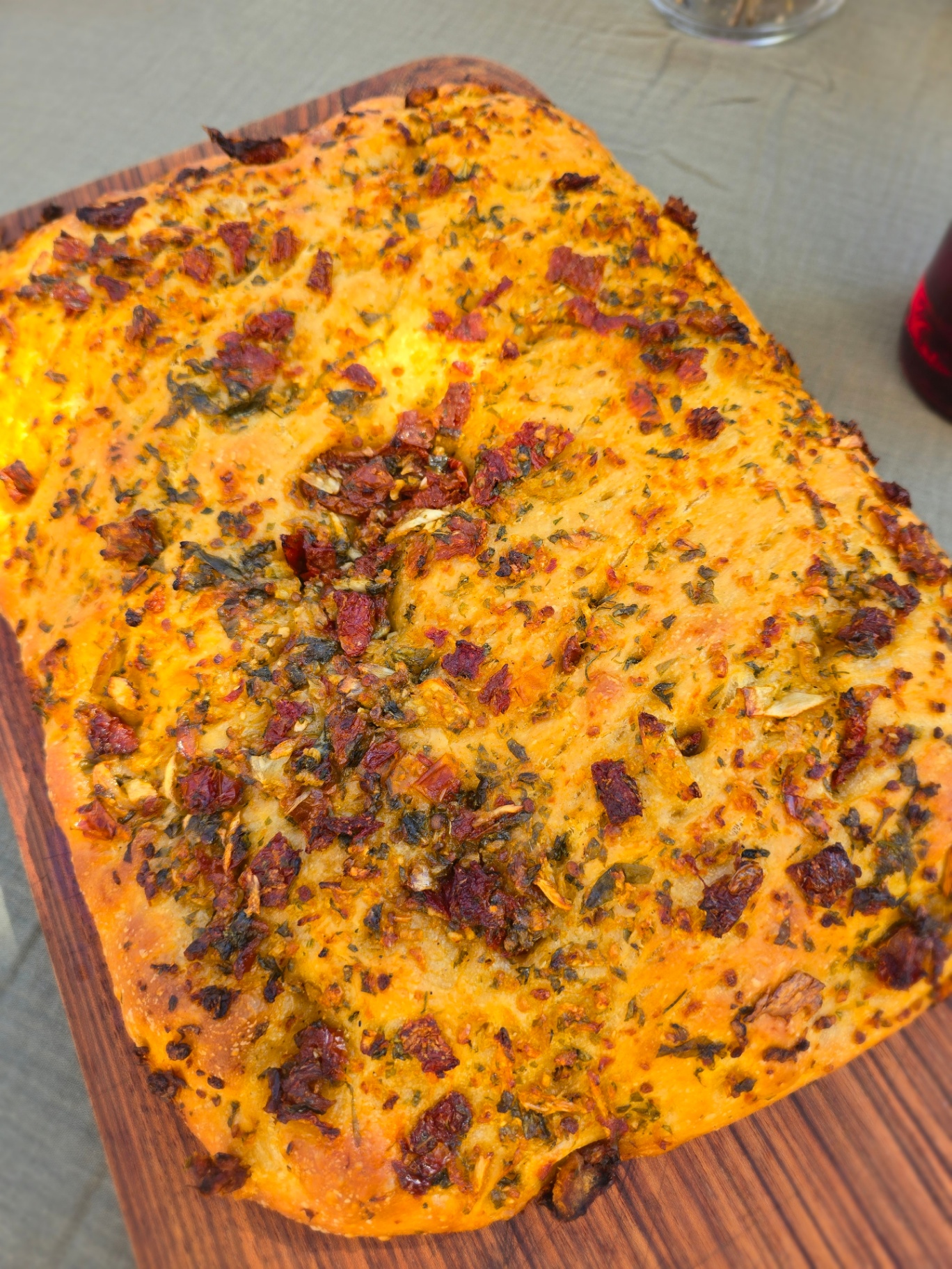 Focaccia maison aux herbes et tomates confites