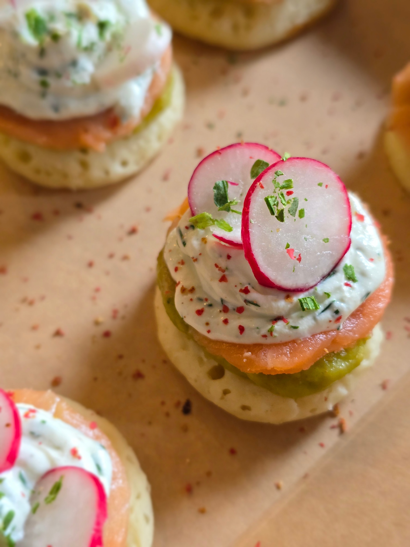 Bouchée à la truite fumée, avocat, mousse de fromage frais et radis
