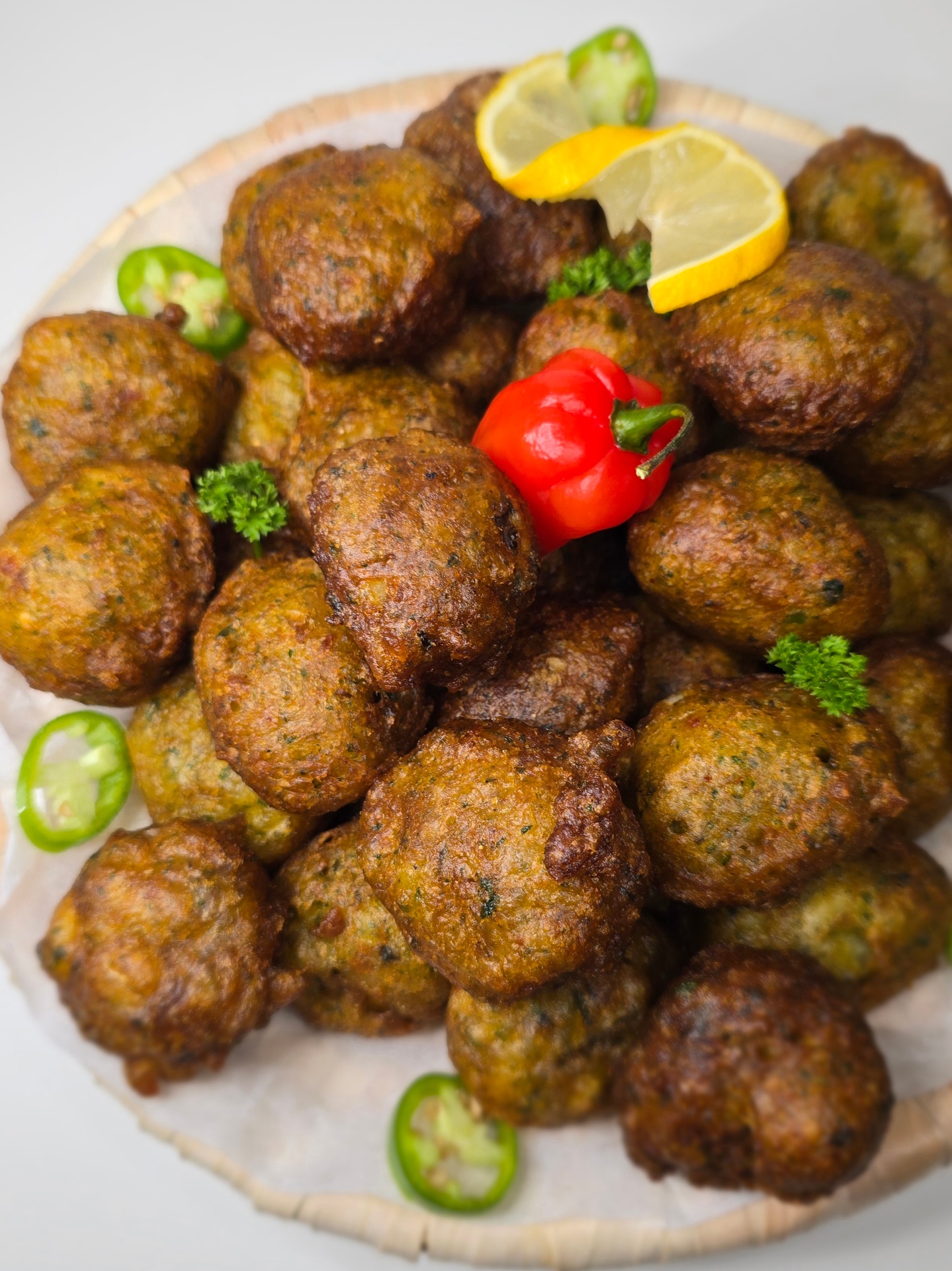 Boulettes de kefta dorées, citron et piment frais