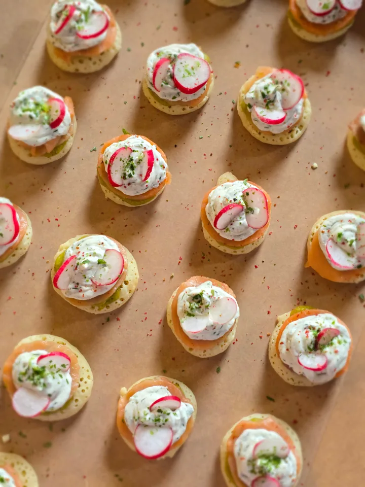 Bouchées à la truite fumée, fromage frais et radis
