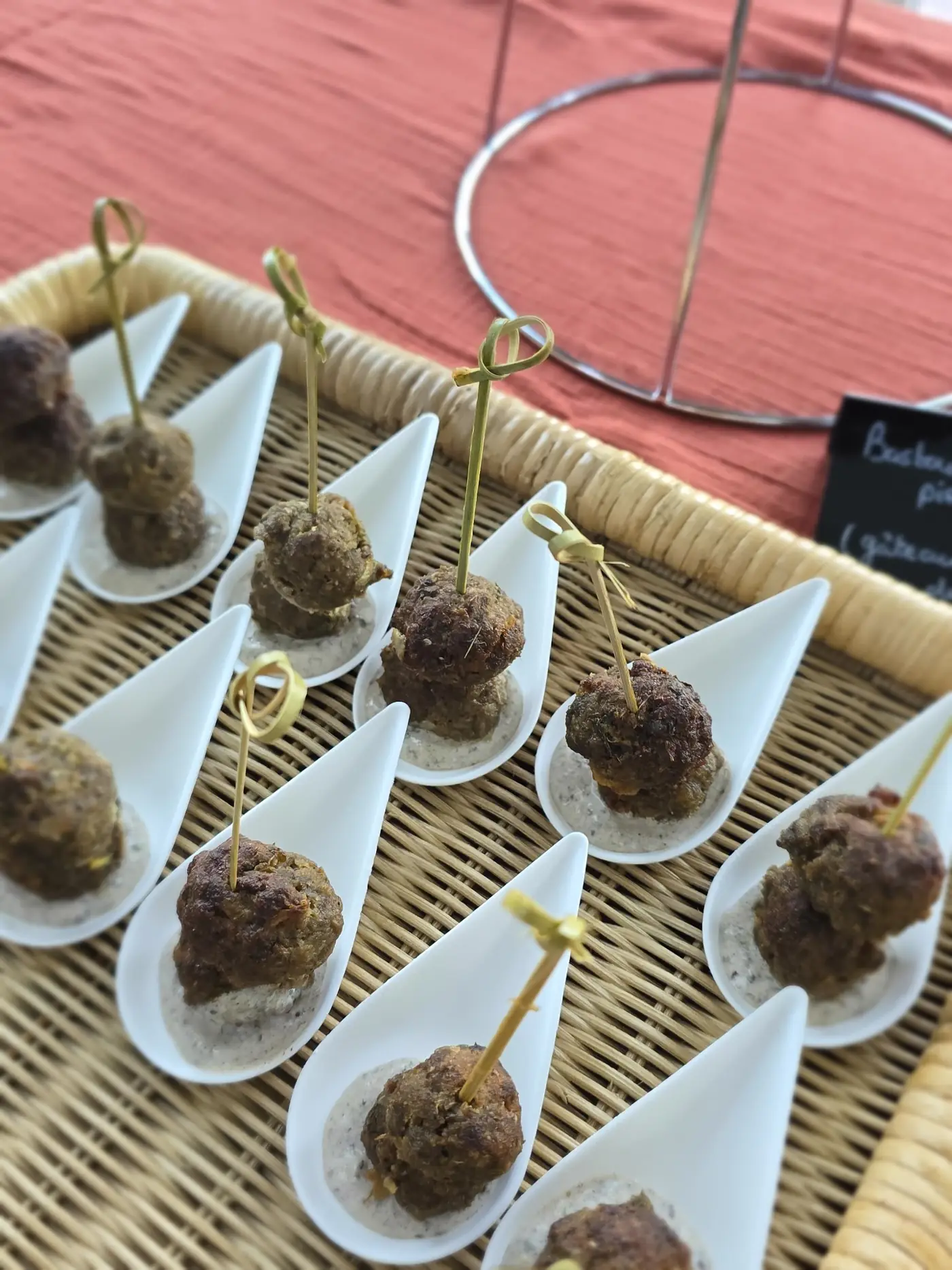 Mini brochettes de boulettes de bœuf au cumin, sauce blanche au yaourt
