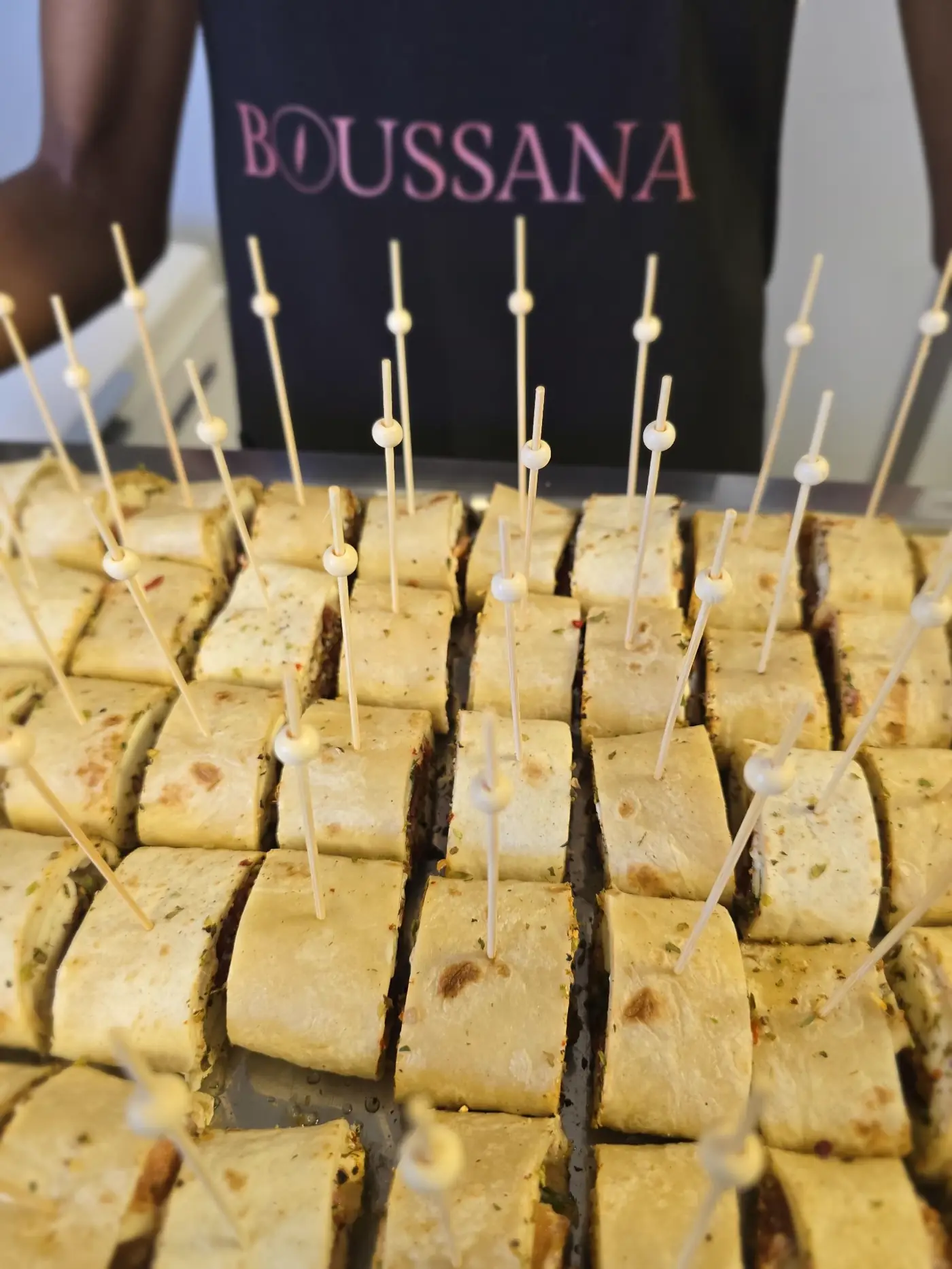 Plateau de mini wraps sur un buffet