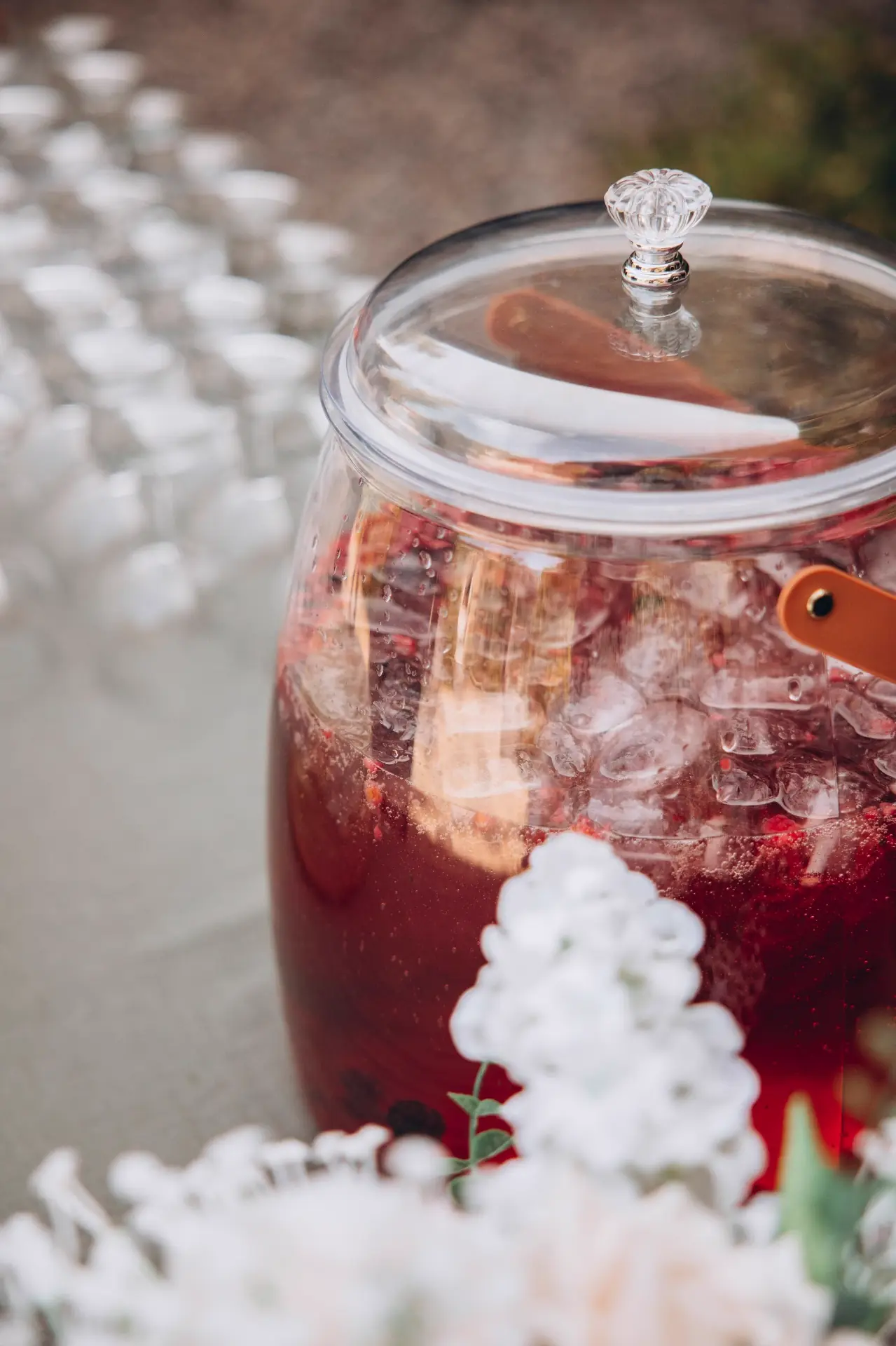 Punch aux fruits rouges servi en réception