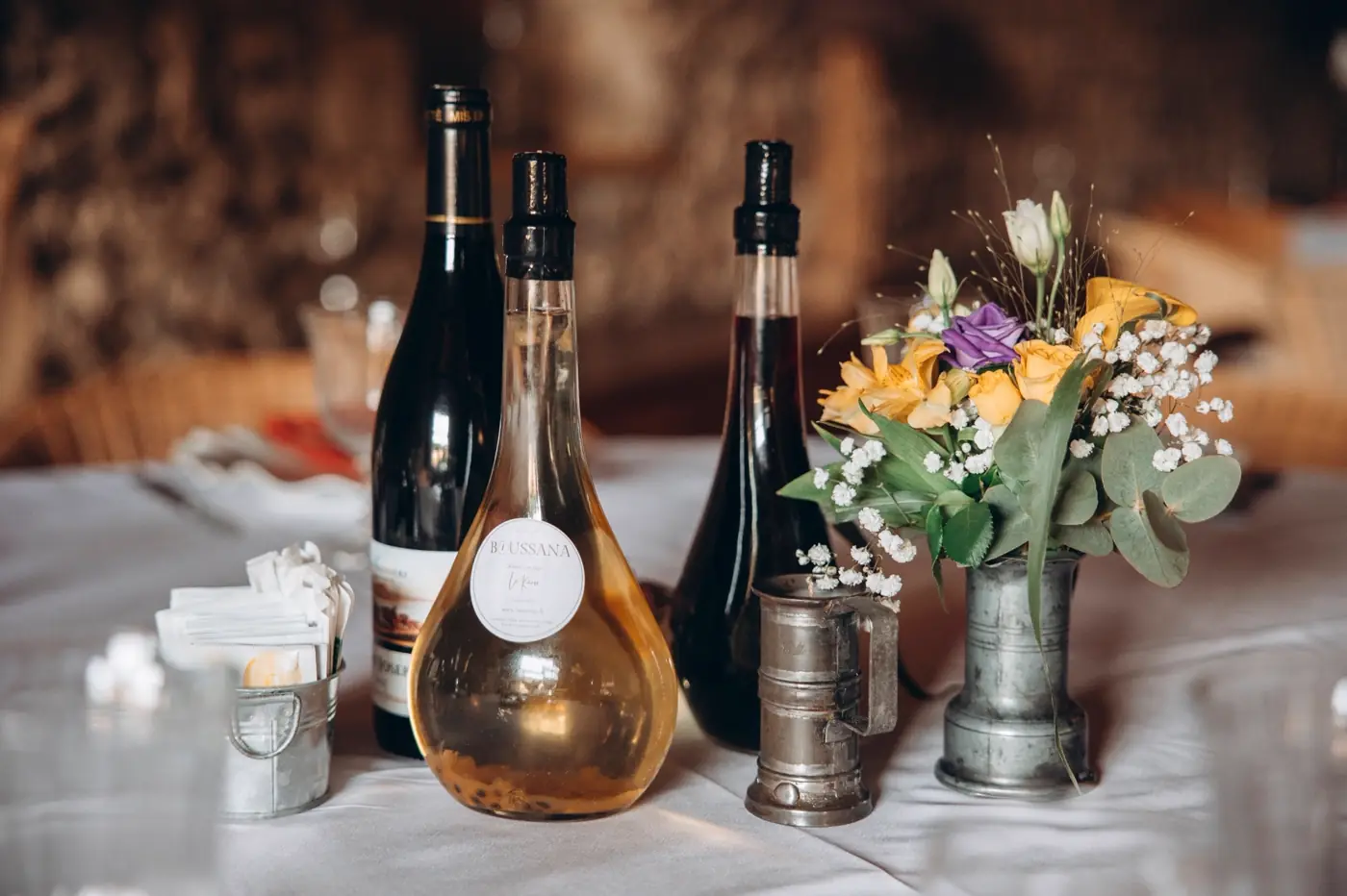 Rhum arrangé Boussana et vins sur une table de fête